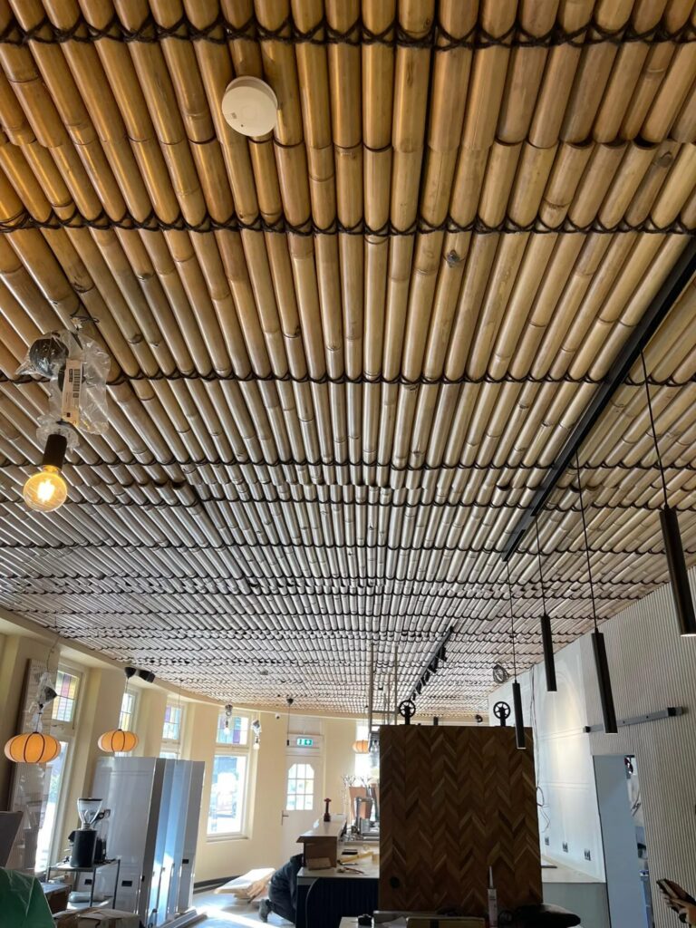 Plafond van bamboe met hanglampen