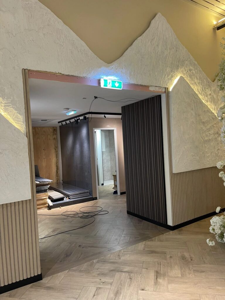 Doorgang met een stucwand in bergvorm en ledverlichting