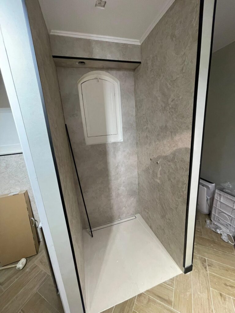Douche met wandpanelen in steenlook