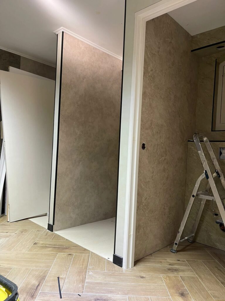 Douchecabines met steenlook-panelen