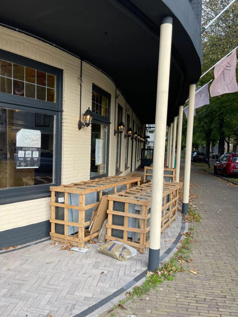 Gevel van Heaven on Earth met zuilen en lantaarns