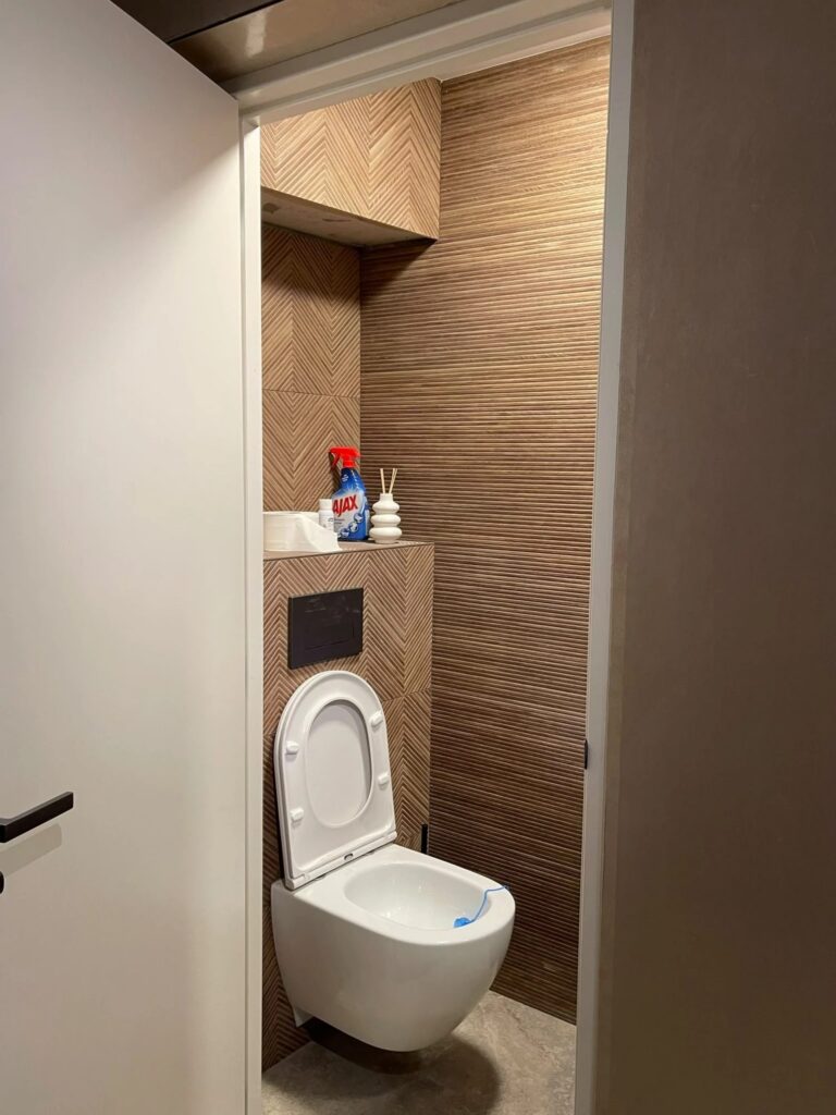 Toilet met houtlook-tegels en inbouwreservoir