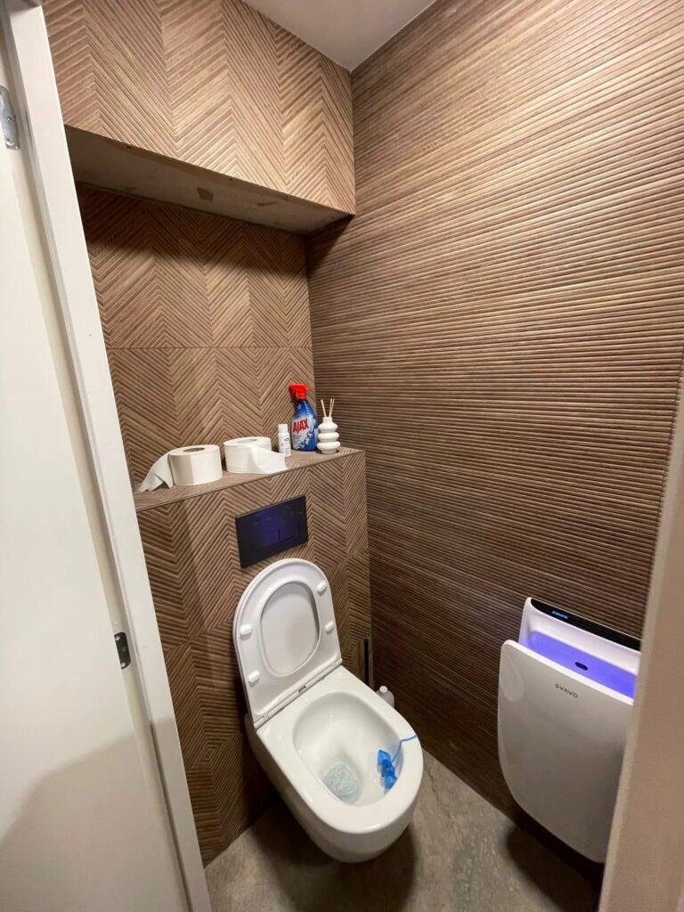 Toilet met wandtegels met houtstructuur
